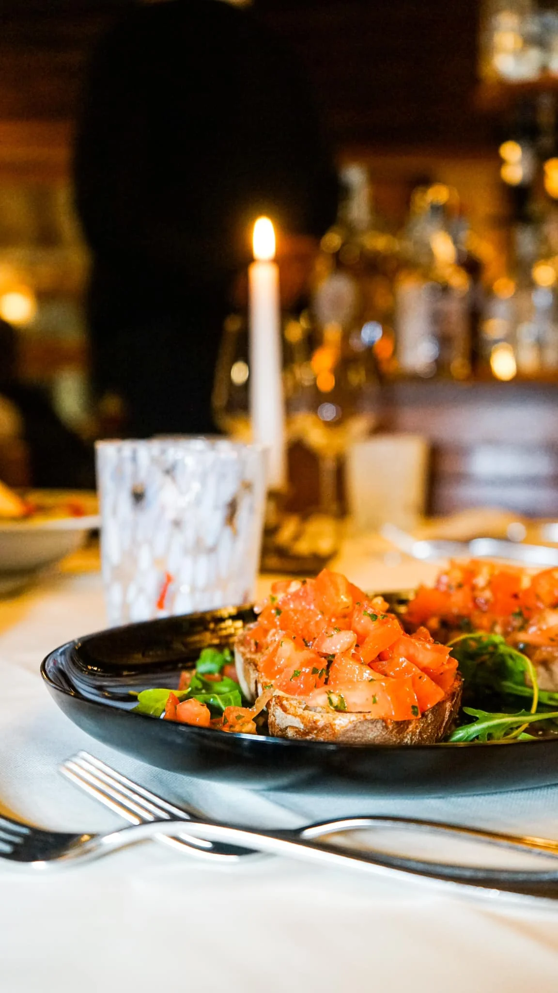 Bruschetta pomodoro fresco a lume di candela