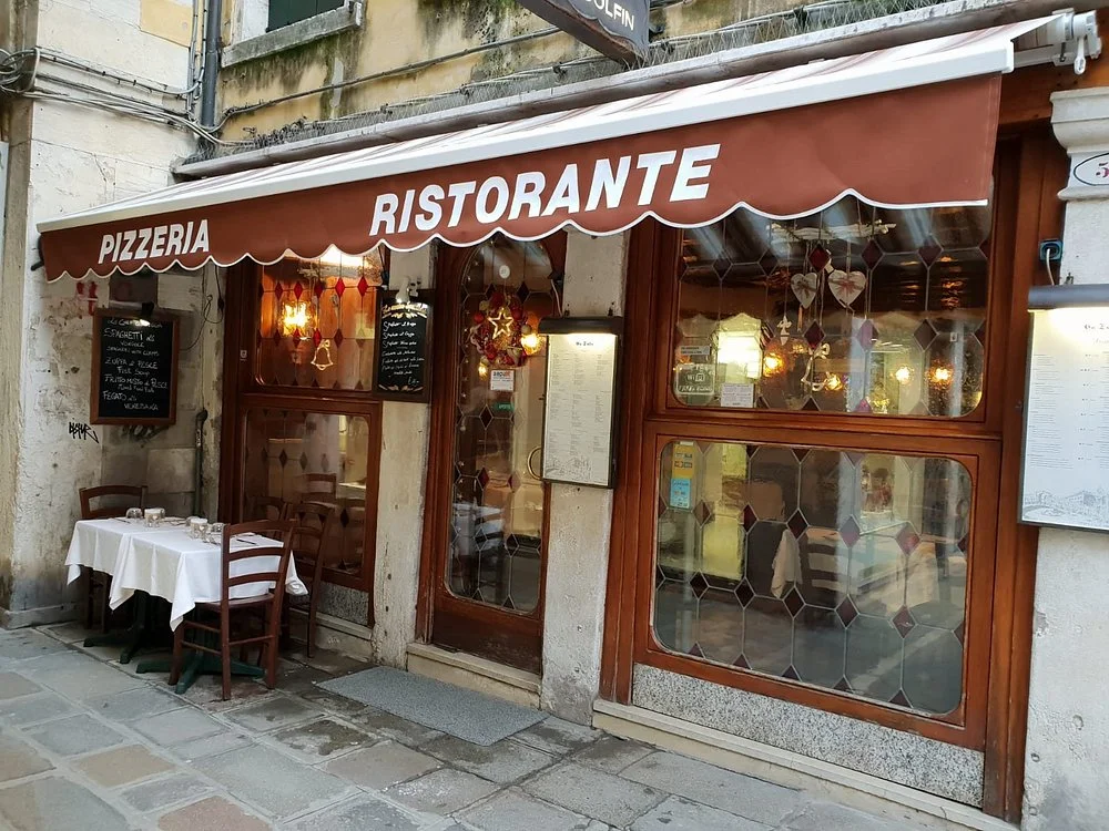 Esterno Ca' Dolfin con tenda rossa