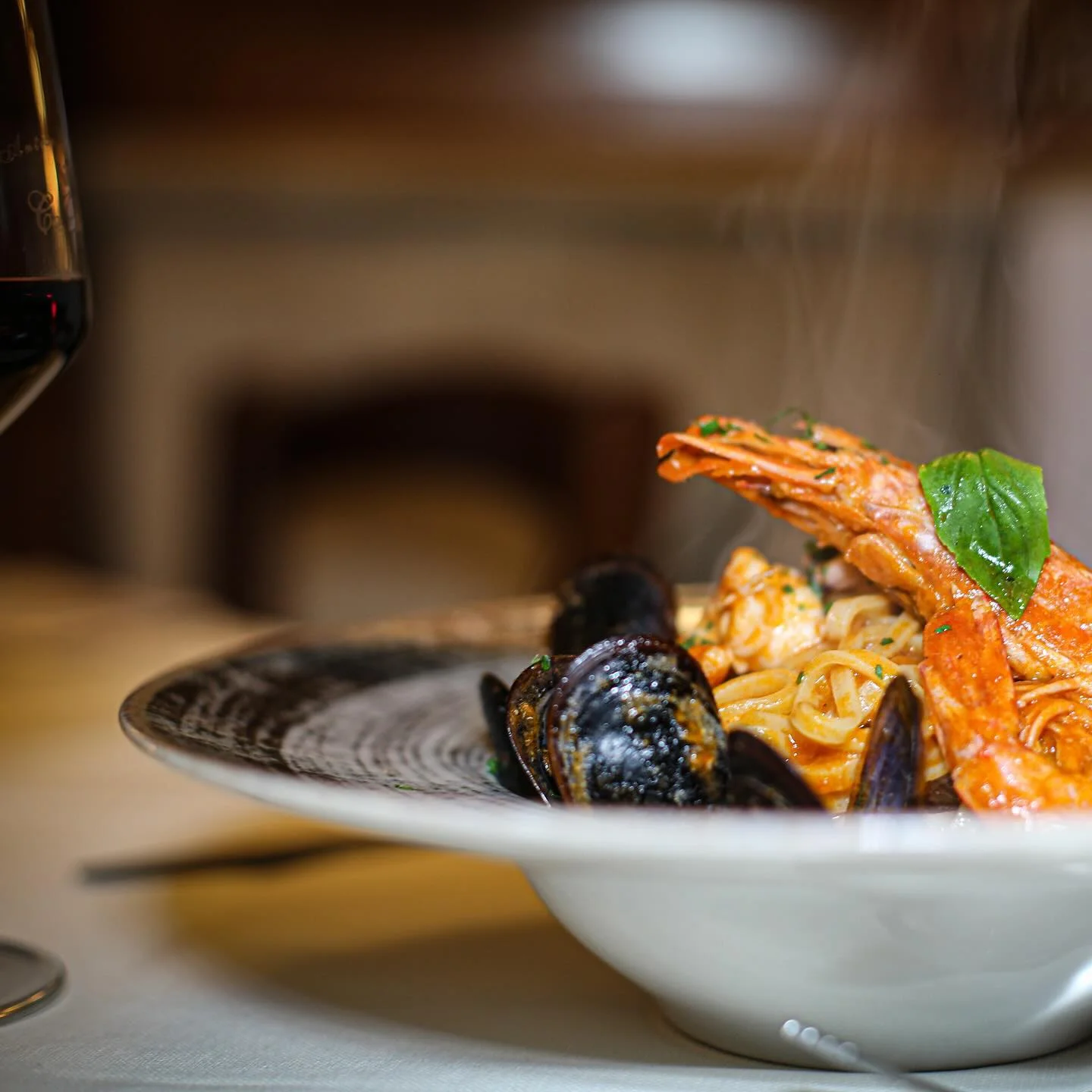 Spaghetti ai frutti di mare fumanti